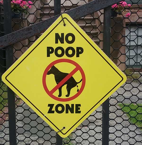 Sign that says No poop zone